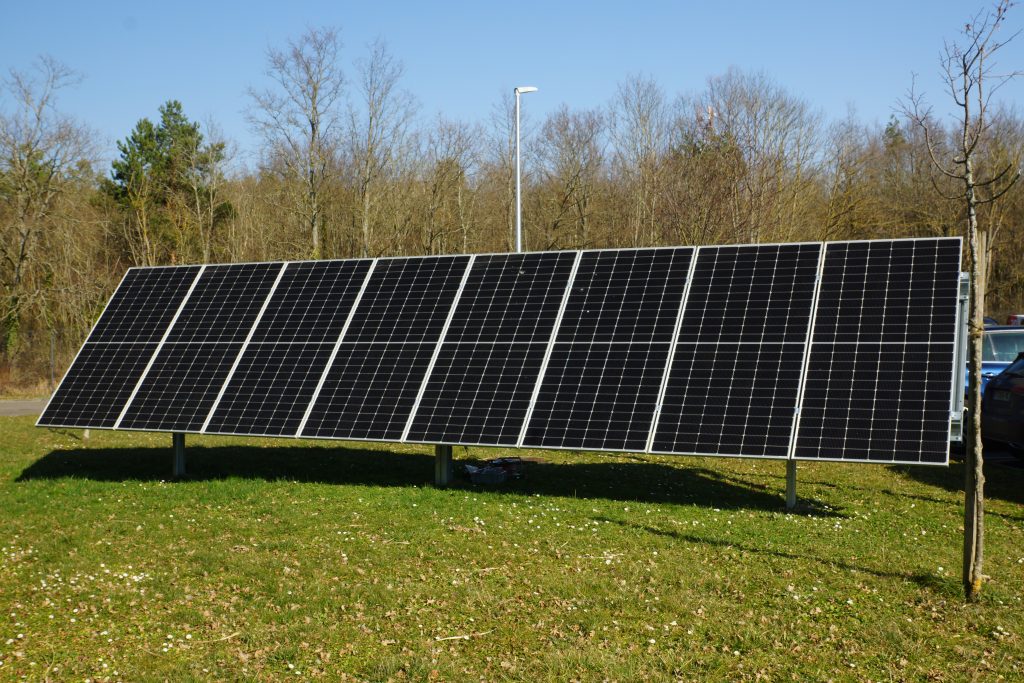 Tracker solaire Sun+ Falco Solar équipé de panneaux photovoltaïques, en rotation automatique pour suivre la course du soleil et optimiser la production solaire.