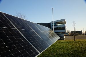 Tracker solaire SunPRO pour projets jusqu’à 500 kWc, composé de modules solaires montés sur une structure orientable d’est en ouest, reposant sur trois pieds forés bétonnés en extérieur.