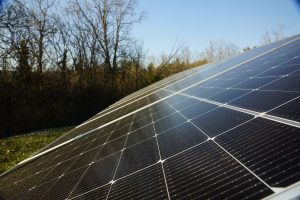 Gros plan sur les panneaux solaires du tracker Sun+ de Falco Solar, détails des modules photovoltaïques en extérieur.