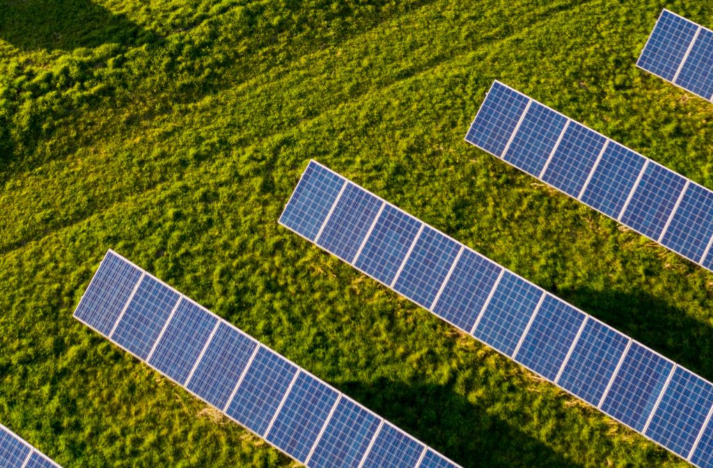 Champ de trackers solaires Sun PRO alignés en plusieurs rangées, chacun composé de panneaux orientables suivant la course du soleil d’est en ouest. Les structures métalliques sont montées sur des fondations bétonnées et s’étendent sur une grande parcelle en plein air.
