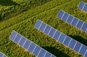 Champ de trackers solaires Sun PRO alignés en plusieurs rangées, chacun composé de panneaux orientables suivant la course du soleil d’est en ouest. Les structures métalliques sont montées sur des fondations bétonnées et s’étendent sur une grande parcelle en plein air.
