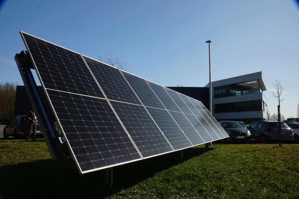 Tracker solaire SunPRO pour projets jusqu’à 500 kWc, composé de modules solaires montés sur une structure orientable d’est en ouest, reposant sur trois pieds forés bétonnés en extérieur.