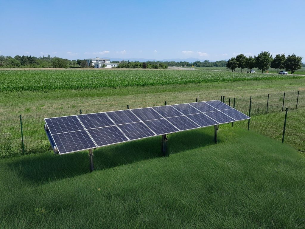 Tracker Sun+ installé en extérieur, solution idéale pour l’autoconsommation des particuliers, avec panneaux solaires orientables suivant la course du soleil.