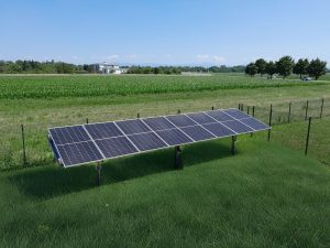 Tracker Sun+ installé en extérieur, solution idéale pour l’autoconsommation des particuliers, avec panneaux solaires orientables suivant la course du soleil.