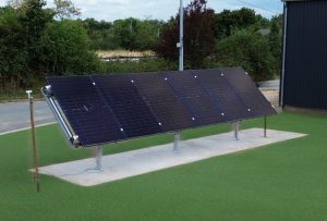 Tracker solaire Falco solar modèle Sun+ installé sur un massif béton en extérieur, avec ses modules solaires orientables pour suivre la course du soleil.