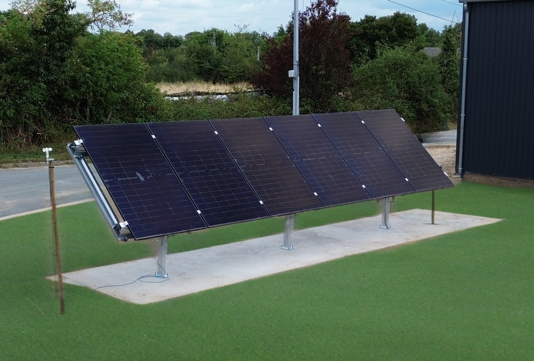 Tracker solaire Falco solar modèle Sun+ installé sur un massif béton en extérieur, avec ses modules solaires orientables pour suivre la course du soleil.