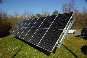 Trackers solaires SunPRO installés en extérieur, solution idéale pour l’autoconsommation des collectivités, avec panneaux orientables suivant la course du soleil.