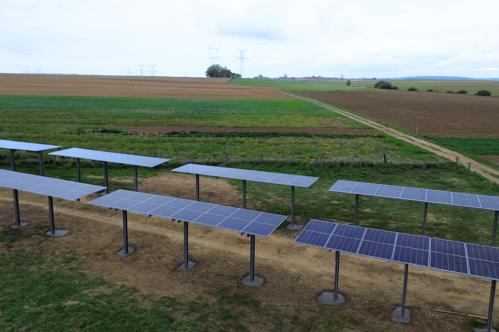Champs de trackers solaires Terra pour l’agriculture, avec le point le plus bas à 1,80 m, permettant le passage de matériel agricole sous les panneaux orientables suivant la course du soleil.