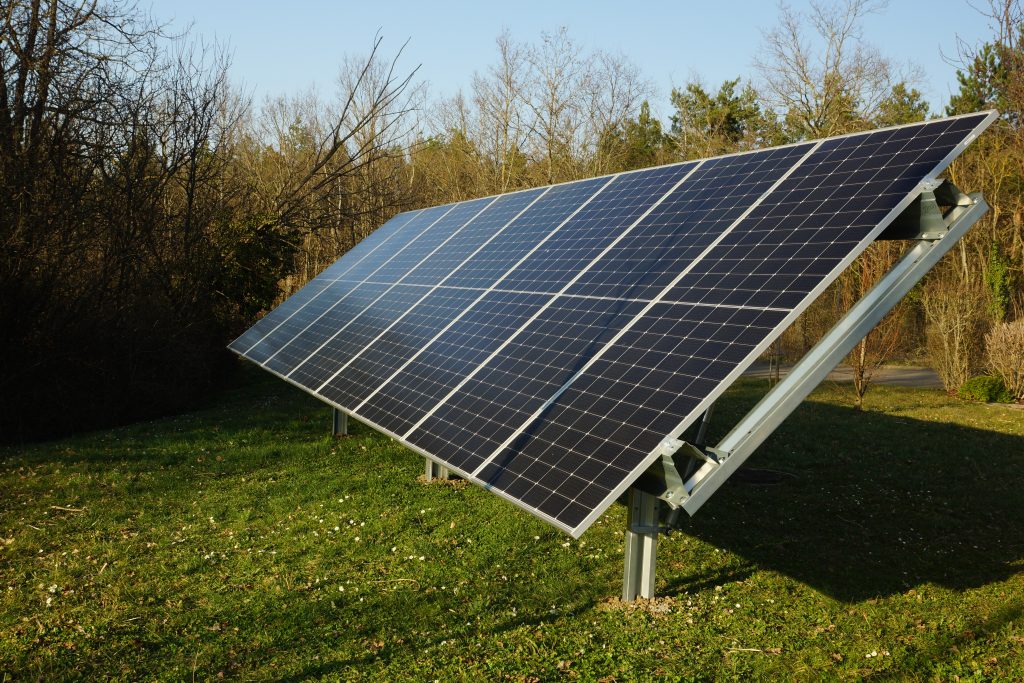 Tracker solaire Falco solar modèle Sun+ installé en extérieur, avec ses modules solaires orientables pour suivre la course du soleil.