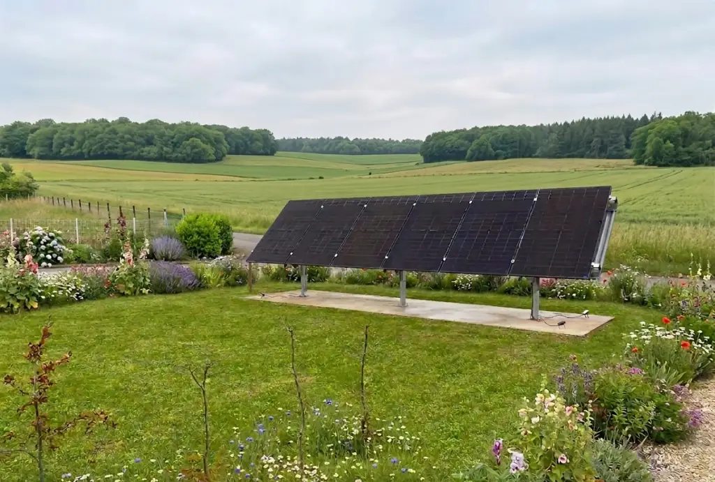 Tracker solaire Sun+ installé dans un jardin résidentiel