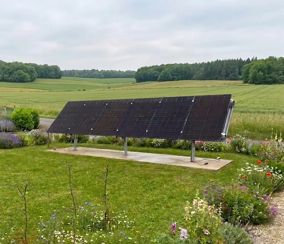 Tracker solaire Sun+ installé dans un jardin résidentiel