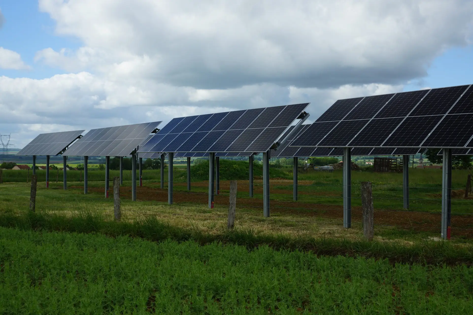 Trackers solaires agricoles dans une prairie