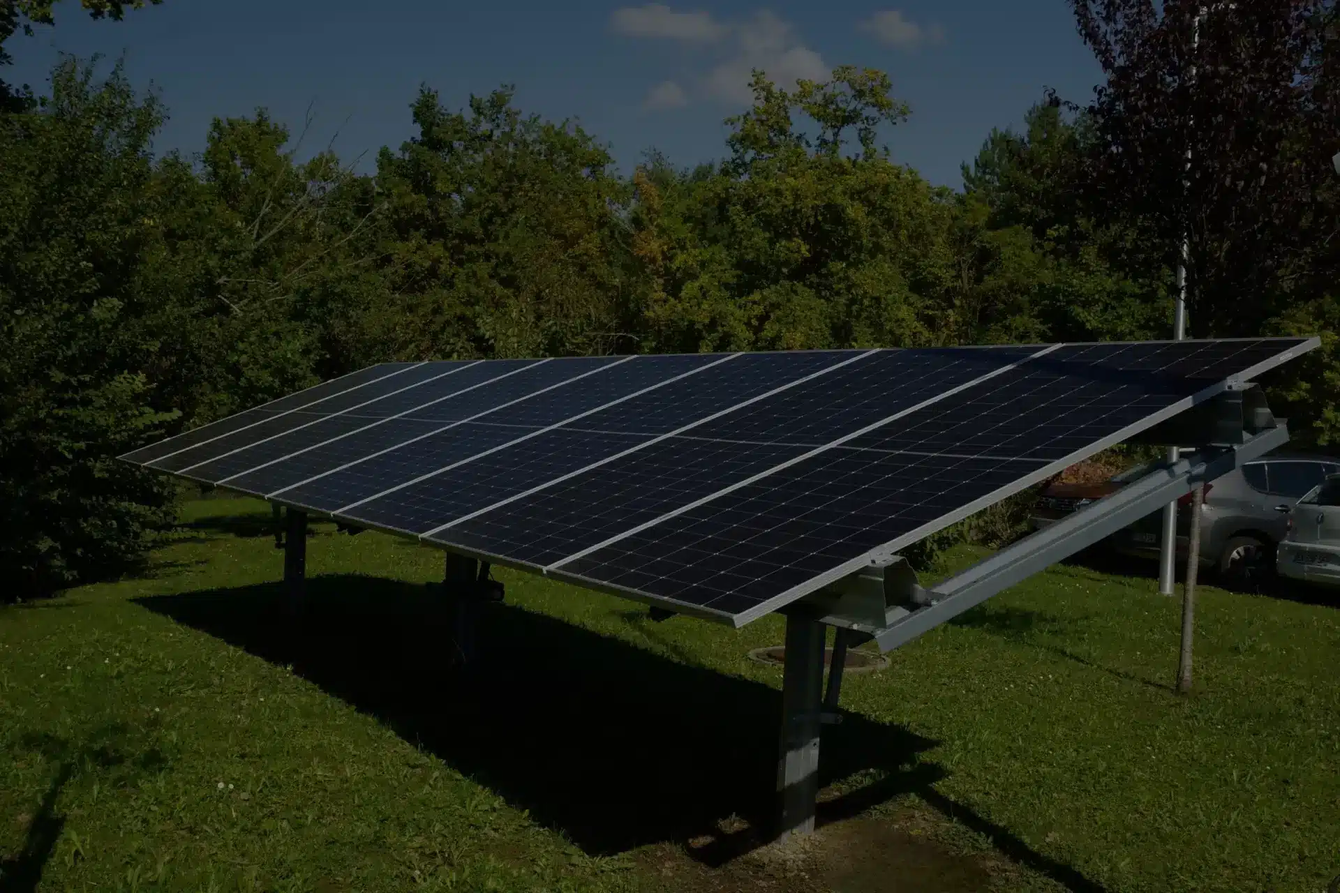 Tracker solaire Falco Solar installé sur un site industriel